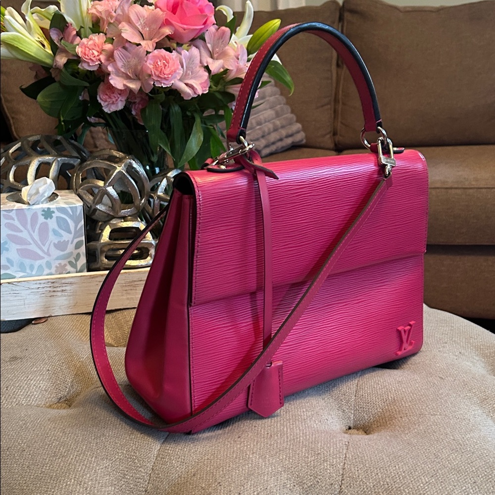 Louis Vuitton Epi Cluny MM Handbag - Picture 4 of 17